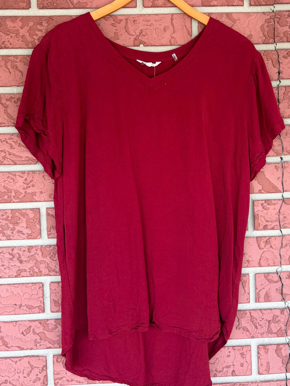 Ci Sono Women's Short Sleeve V-Neck Top in Burgundy